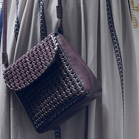 Vintage Liz Clayborn weaved crossbody - Picture 2 of 3